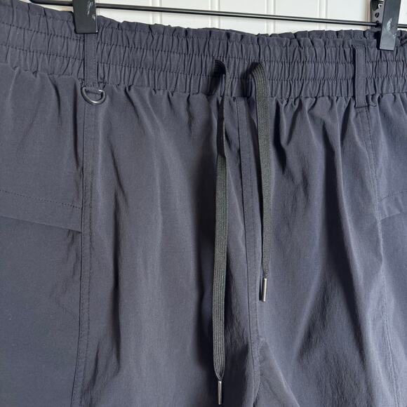 Halara Water Repellent High Waisted Belted Hiking Cargo Shorts Black Size Large - Picture 8 of 8